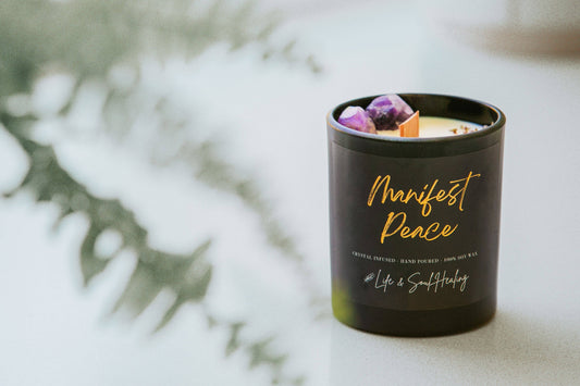 Manifest Peace - Amethyst Crystal Infused Candle: Vanilla Caramel / Frosted White